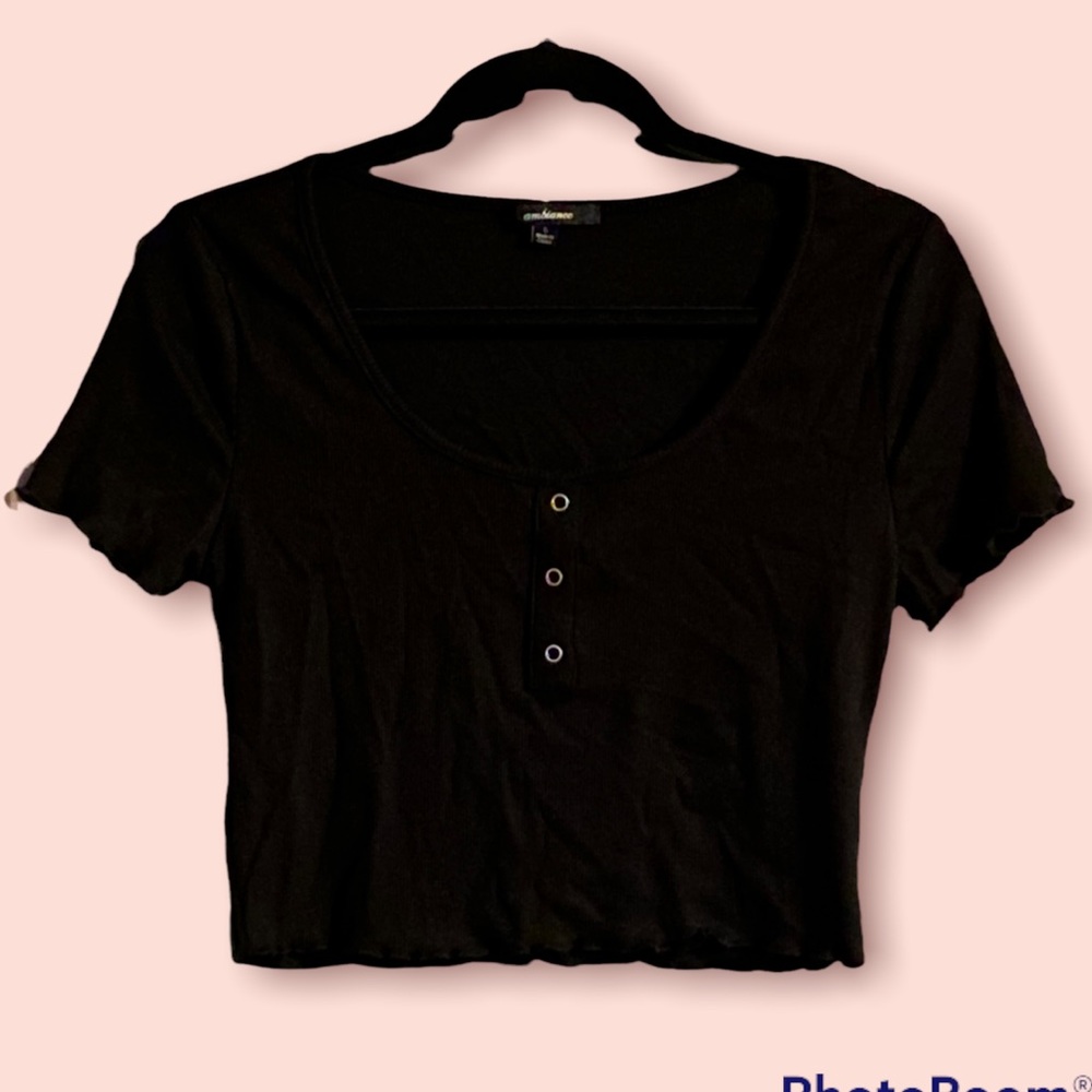 NEW•Juniors Black ribbed short sleeve crop top